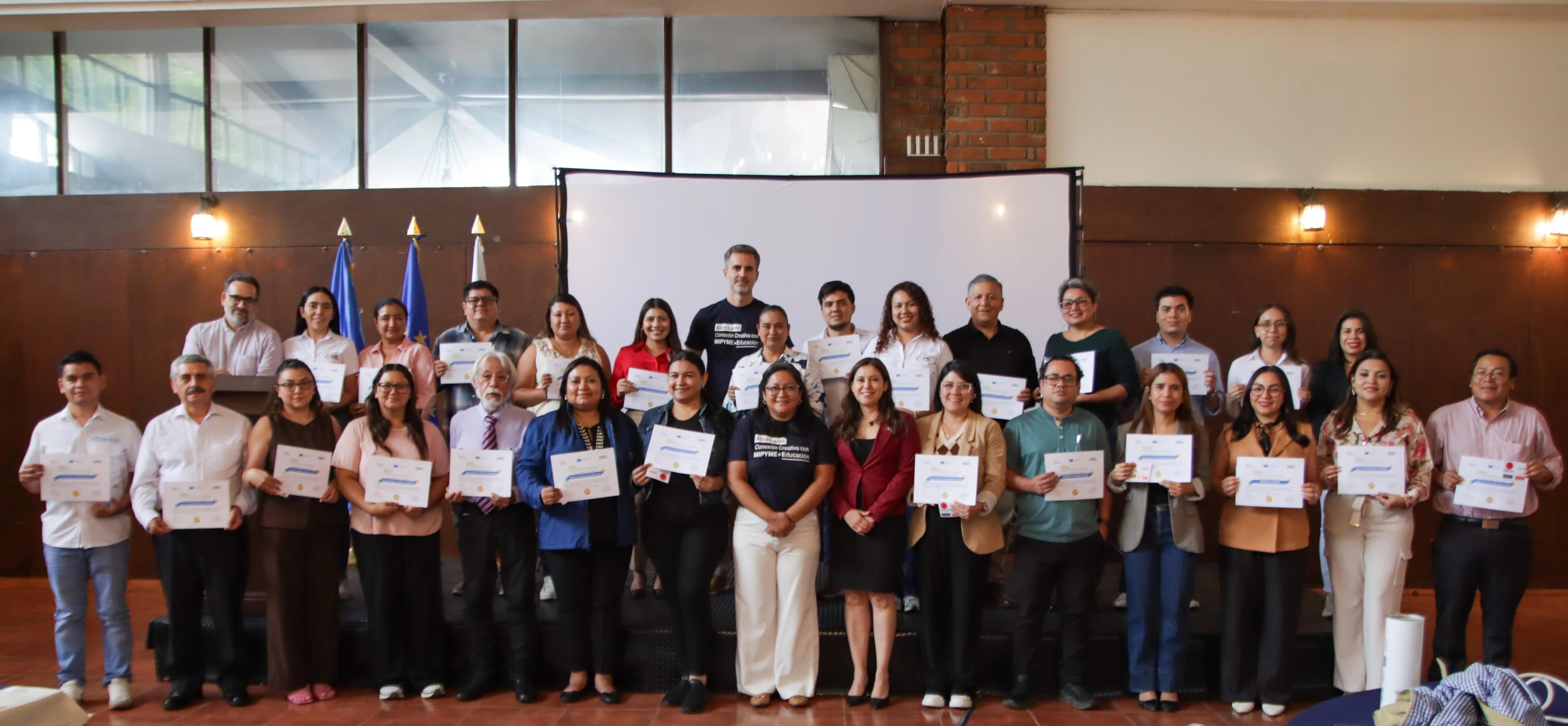 En El Salvador seguimos formando asesores, ahora en IA