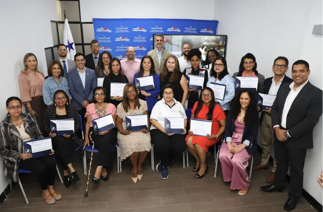 Las empresarias y empresarios graduados del programa MIPYME en Línea con sus diplomas, junto a representantes de AMPYME, CENPROMYPE y Suricata Labs, en la sede de AMPYME en Ciudad de Panamá