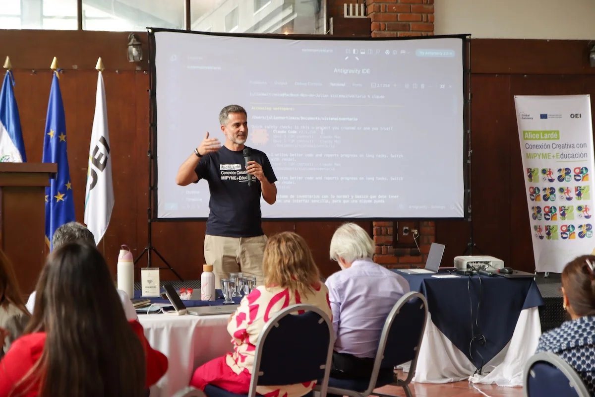 Julián Martínez, CEO of Suricata Labs, speaking at the closing day of the OEI program in San Salvador