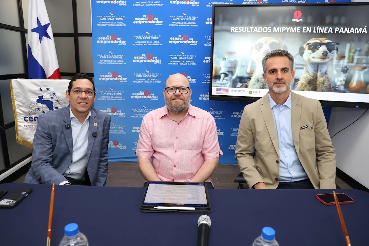 De izquierda a derecha, Raúl Fernández, entonces director general de AMPYME; David Cabrera, director ejecutivo de CENPROMYPE; y Julián Martínez, CEO de Suricata Labs, en la mesa principal de la presentación de resultados de MIPYME en Línea