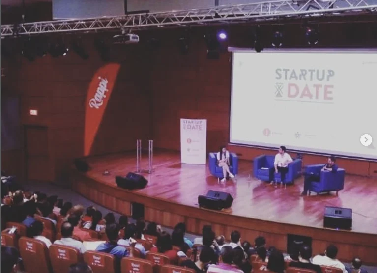 Auditorio lleno durante un panel de Startup Date Bucaramanga en 2018